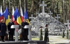 Predsednika Poljske in Ukrajine obeležila spomin na Stalinove žrtve