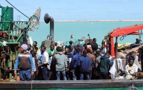 Pred obalo Libije naj bi umrlo 400 migrantov