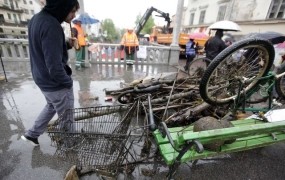 Potapljači iz Ljubljanice potegnili za manjši tovornjak odpadkov
