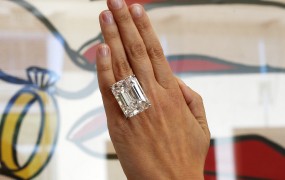 Diamant na dražbi v New Yorku prodan za 22 milijonov dolarjev