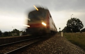 V železniški nesreči v Makedoniji umrlo 14 prebežnikov