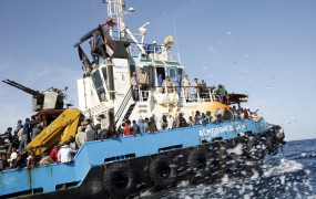 Italija je minuli konec tedna iz morja rešila skoraj 6000 beguncev