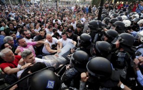 V Skopju protestniki razdejali sedež vlade