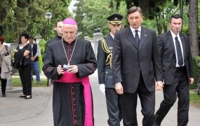 Predsednik Pahor in nadškof Zore sta položila venec k Lipi sprave 