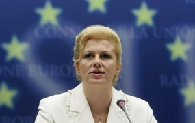 Hrvaška predsednica položila vence v Pliberku, Maclju in na Teznem v Mariboru