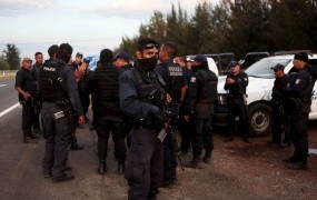 V streljanju med policijo in mamilarskim kartelom v Mehiki več deset mrtvih