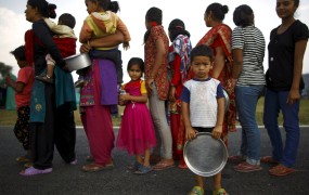 Mednarodne organizacije v Nepal pošiljajo neužitno hrano?