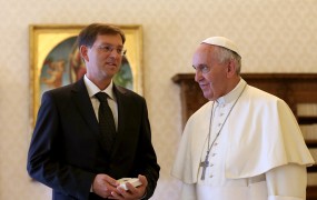Papež Frančišek sprejel Cerarja; premier papeža vabi v Slovenijo