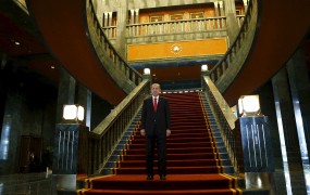 Erdogan se brani očitkov, da ima v predsedniški palači zlate straniščne školjke