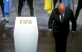 Le štiri dni po izvolitvi Blatter odstopa iz mesta predsednika Fife