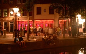 Nočni Amsterdam je "džungla", v kateri so policisti in redarji brez moči