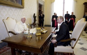 FOTO: Putin od papeža k Berlusconiju