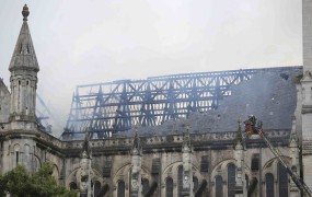 Baziliko v francoskem Nantesu zajel silovit požar