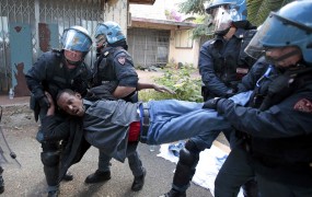 Italijanska policija razgnala migrante ob meji s Francijo