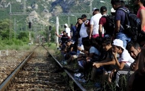 Srbiji se približuje milijon beguncev, domačini poročajo o ropih in vlomih