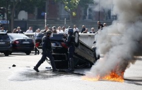 Divji protest francoskih taksistov proti aplikaciji Uber