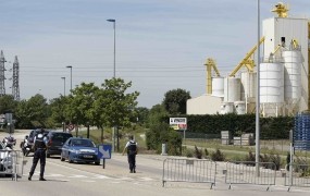 Morilski napad na francosko plinarno; napadalec z zastavo Islamske države 