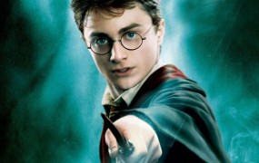 J.K. Rowling napovedala Harryja Potterja in prekletega otroka