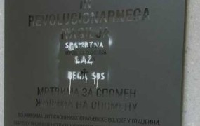 Mazaška akcija na kapelici v Kamniški Bistrici: "Sramotna laž bega SDS"