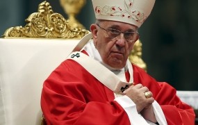 Papež 46 novim nadškofom, med njimi tudi Zoretu, podelil palije