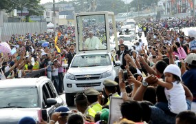 Papež vernikom v Ekvadorju: Ne bom vam računal, a prosim molite zame