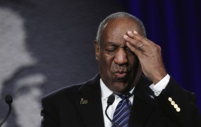Zaradi obtožb posilstev v ZDA odstranjujejo podobe Billa Cosbyja