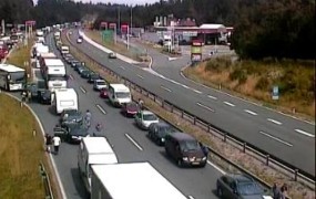 Štiri smrtne žrtve hude nesreče na primorski avtocesti, policija išče pobeglega voznika tovornega vozila