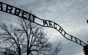 Štiri leta zapora za "knjigovodjo iz Auschwitza"