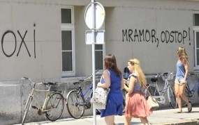 Z grafiti in rdečo barvo pomazali nemško veleposlaništvo in finančno ministrstvo