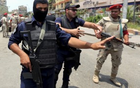 V Kairu mrtvi v spopadu med islamisti in policijo
