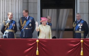 Britance razburja posnetek nacističnega pozdrava kraljice Elizabete II.