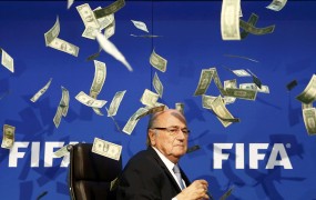 Fifa preganja komika, ki je v zadrego spravil Blatterja