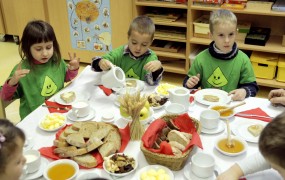 Med, maslo, jabolka: tradicionalni slovenski zajtrk za 260.000 otrok