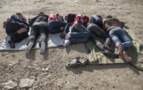 V Srbiji so se stepli migranti; ubit Afganistanec