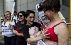 V Hongkongu protest v nedrčkih, v Kanadi brez njih