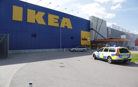 Za morilski napad v Ikei sta osumljena prosilca za azil