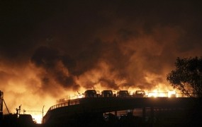 V eksplozijah v kitajskem Tianjinu na desetine mrtvih