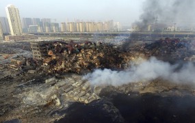 Eksplozija v kitajskem Tianjinu terjala že več kot 80 žrtev; prebivalce evakuirajo