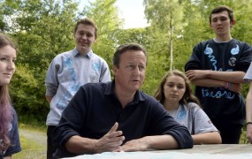 Cameron odločen preprečiti "vdiranje" migrantov v Veliko Britanijo