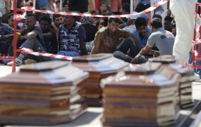 Italija zaradi umrlih migrantov aretirala osem domnevnih tihotapcev