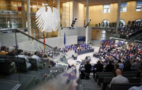 Nemški parlament z veliko večino potrdil pomoč Grčiji