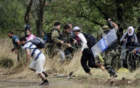 Več sto migrantov čez ograjo in mimo policije vdrlo v Makedonijo