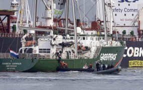 Rusija mora Nizozemski zaradi zasežene Greenpeacove ladje plačati odškodnino