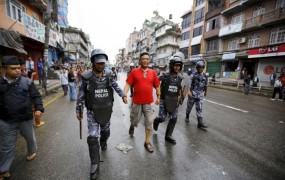 V spopadu s protestniki v Nepalu ubitih osem policistov