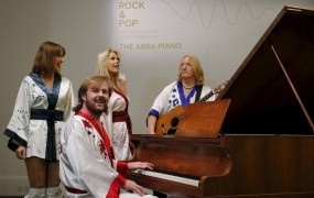 Klavir skupine ABBA septembra na dražbo