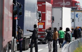 V Grčiji v tovornjaku odkrili več kot 100 migrantov