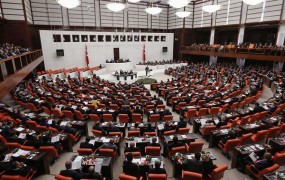 Turški parlament podaljšal mandat za vojaške operacije v Siriji in Iraku