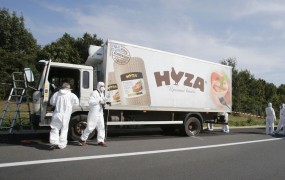 Avstrijski preiskovalci: 71 beguncev v tovornjaku se je zadušilo že na Madžarskem