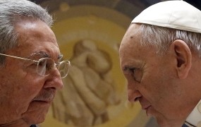 Castro je pred obiskom papeža pomilostil prek 3000 zapornikov