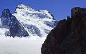 Snežni plaz v francoskih Alpah ubil sedem ljudi